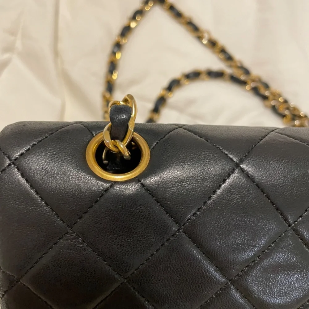 CHANEL 1990 Vintage Lambskin Quilted Medium Double Flap Black Handbag - Picture 5 of 10